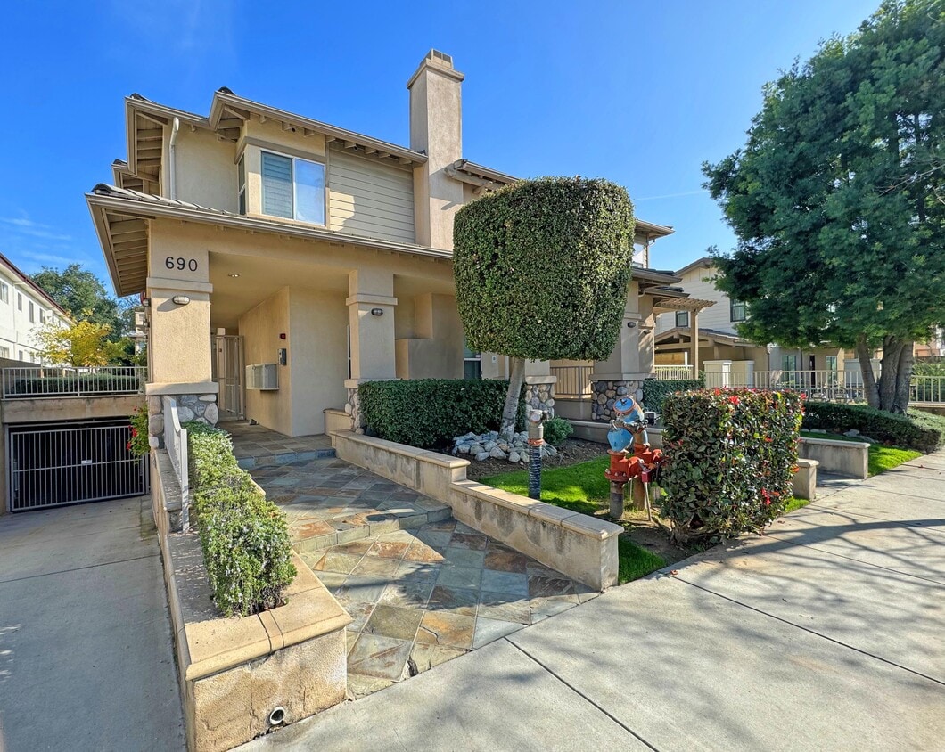 690 S Marengo Ave, Pasadena, CA 91106 Townhome Rentals in Pasadena CA