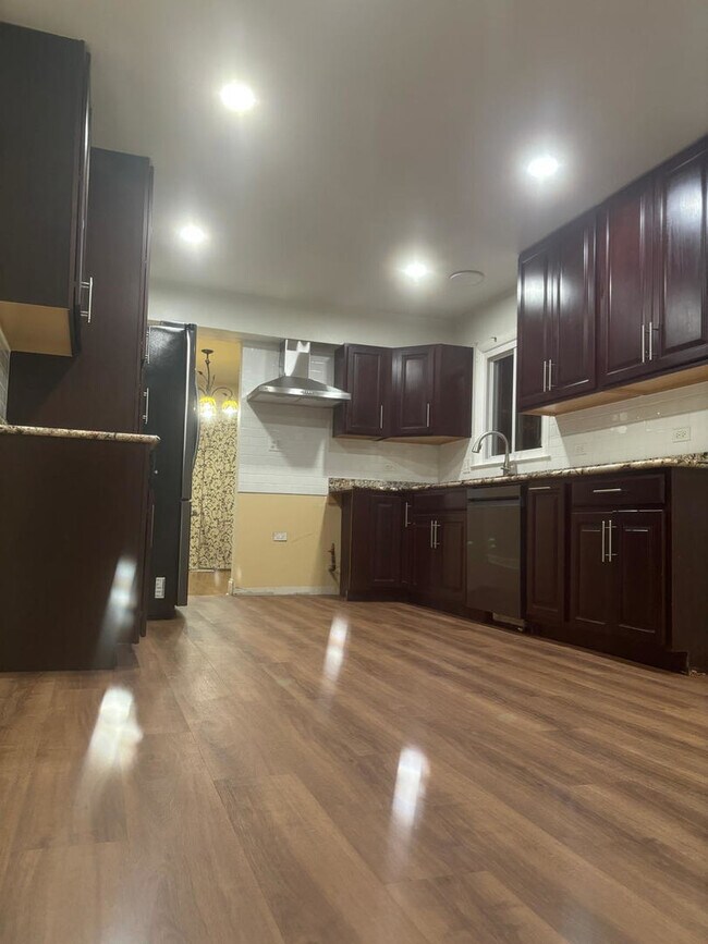 Foto del edificio - 3925 Dempster St