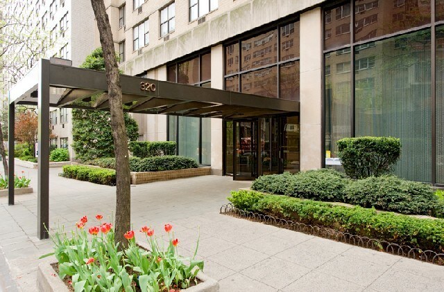 Foto principal - 320 W 42nd St