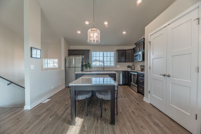 Foto del edificio - Open-Concept 3-Bedroom with Corner Lot Vie...