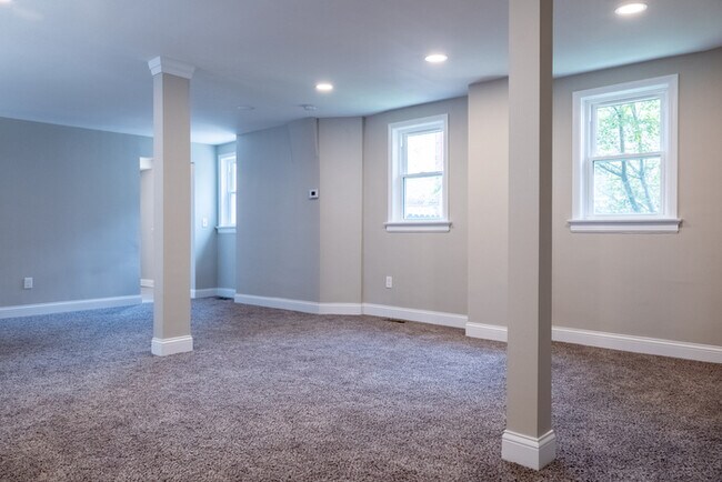 Building Photo - Beautiful Remodeled Townhome in Newport