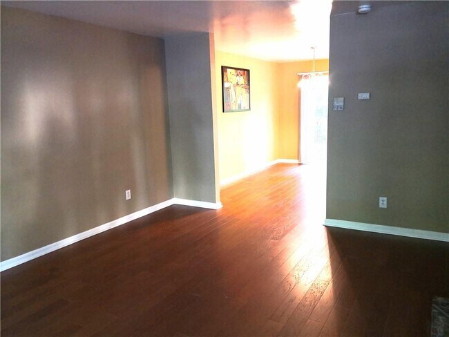 Building Photo - 335 Hamilton Ct