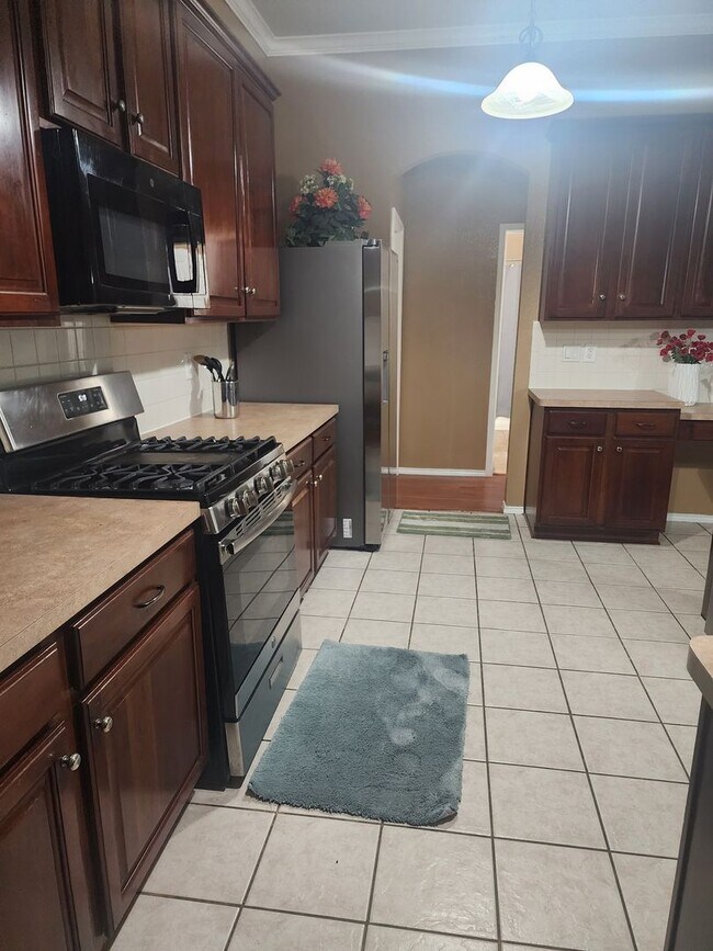 Building Photo - Move In Ready
