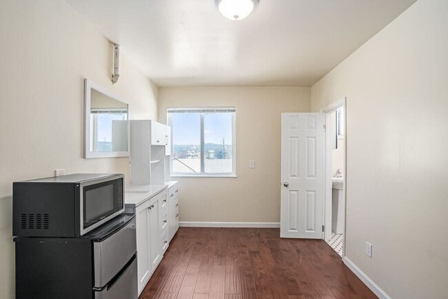 Building Photo - 1715 Park St. #8 - SR | 1 bath | Upper unit