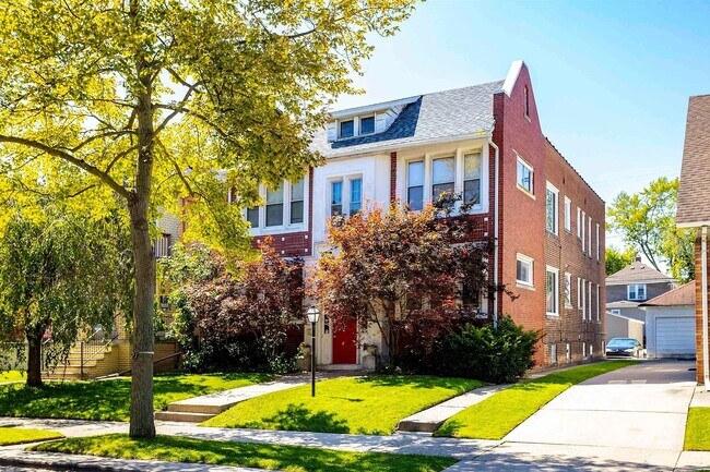 Building Photo - 1063 Beaconsfield Ave