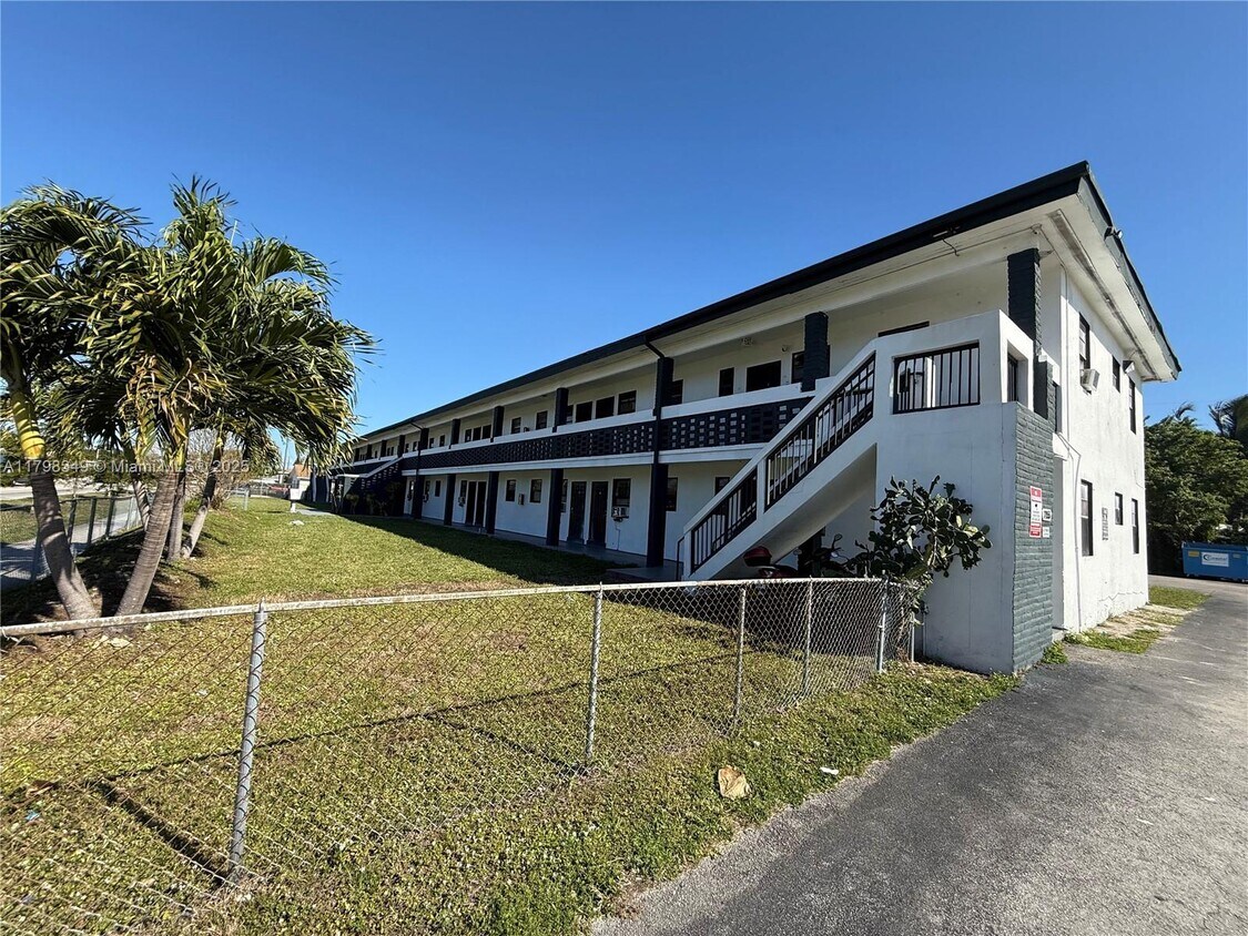 Foto principal - 7155 NW 17th Ave