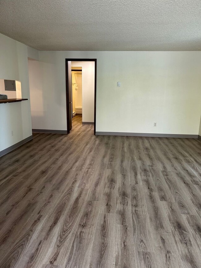 Building Photo - (946) 2780-B - Beautiful Updated 2-bedroom...