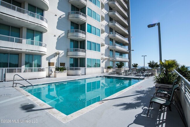 Foto del edificio - 2060 Beach Blvd