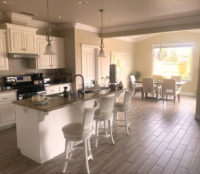 Kitchen - 358 Reddington Dr