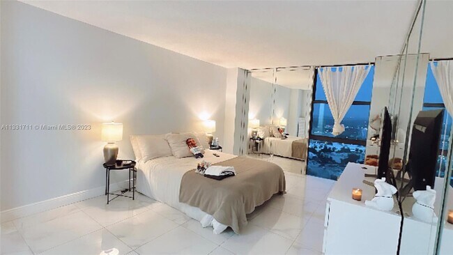 Foto del edificio - 20335 W Country Club Dr