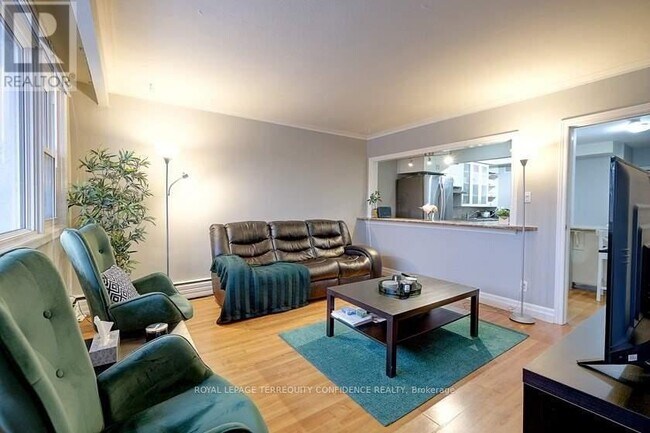 Photo du bâtiment - 834 SHEPPARD Ave