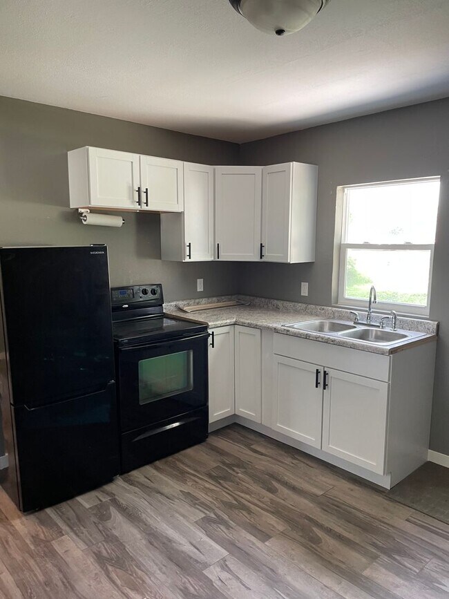 Building Photo - Nice and neat 2 bedroom ranch $795 mo/$795...
