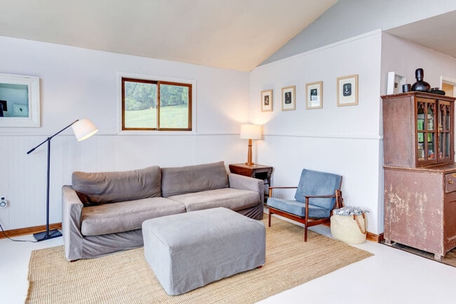 Building Photo - 3924 Hamden Hill Rd