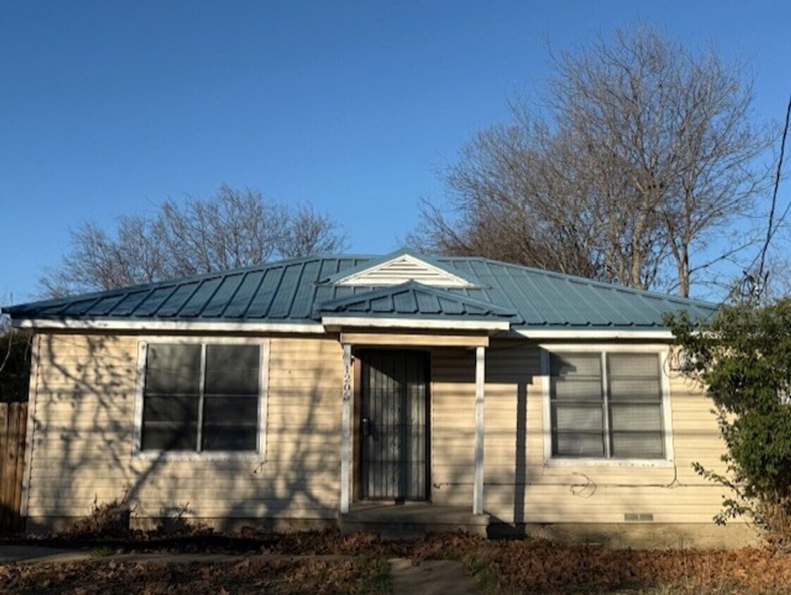Foto principal - 1205 E Avenue G