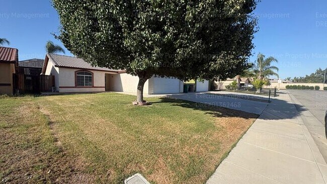 Foto del edificio - 4 bedroom 2 bathroom split wing home in North Bakersfield