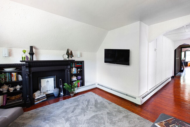 Building Photo - 120 Saint James Pl