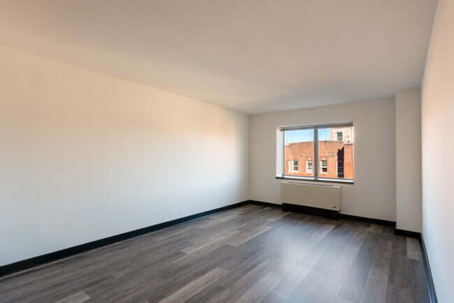 Interior Photo - MODA