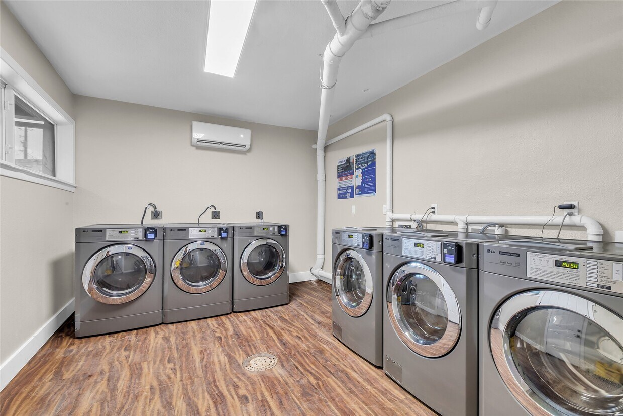 Foto del edificio - 4706 Yellowstone Blvd