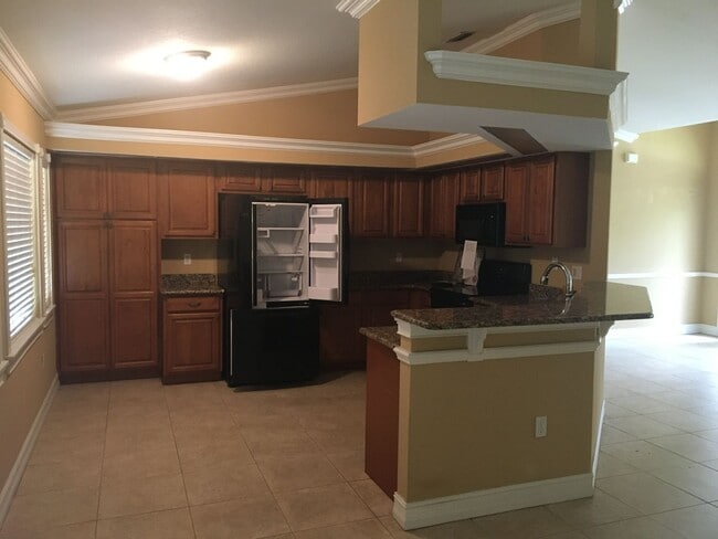 Building Photo - $1,995 ** 3 Bed / 2 Bath * Single Family Home
