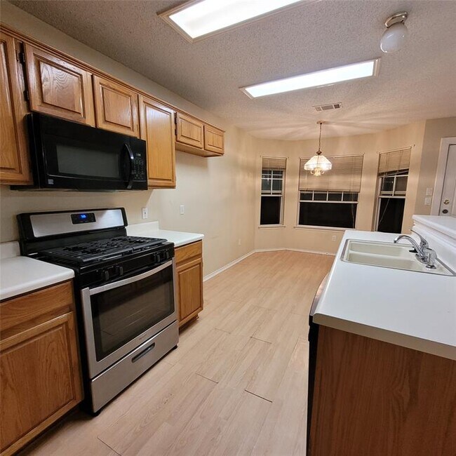 Foto del edificio - 1204 Cedar Oaks Dr
