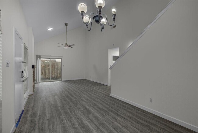 Foto del edificio - 13975 Hollowgreen Dr