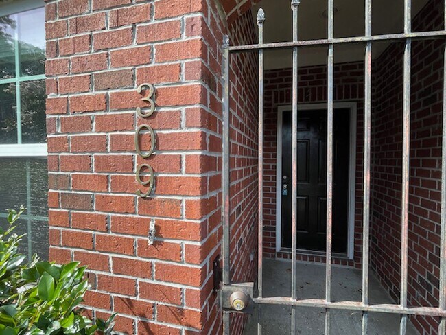 Foto del edificio - 2 Bedroom, 2.5 Bathrooms Townhome in the Heart of Savannah's Southside
