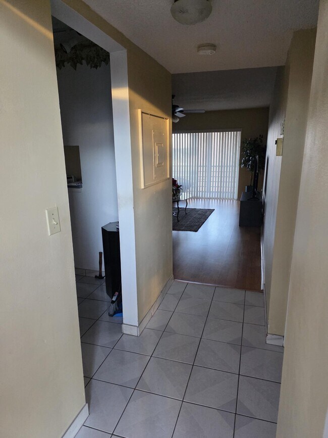 Foto del edificio - 3048 Sunrise Lakes Dr E