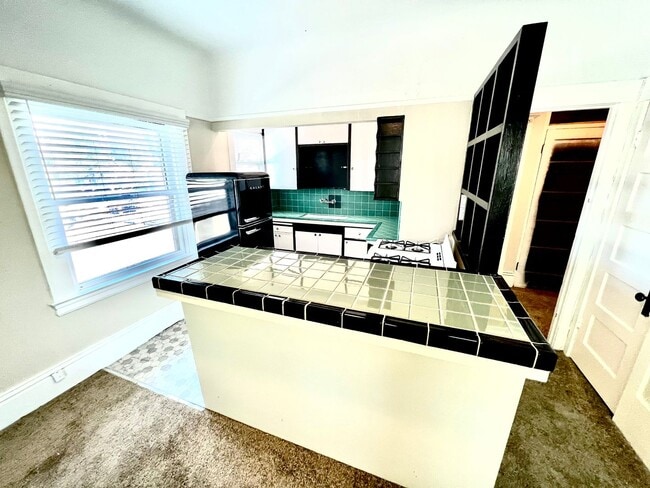 Building Photo - Vintage Upstairs Midtown Apartment