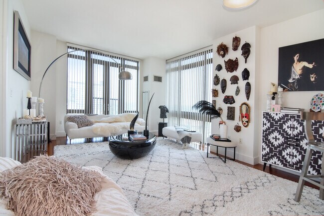 Living Room - 175 Huguenot St