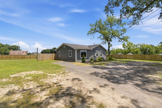 Foto del edificio - Charming Updated Home with Expansive Yard in Joelton!