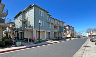 Building Photo - 967 Sakura Dr