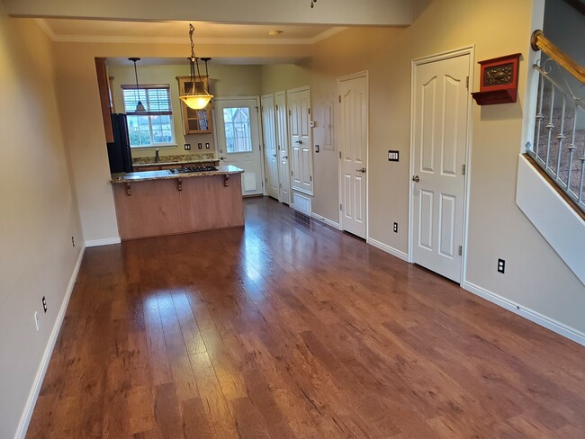 Building Photo - 880 Hamlet Cir S