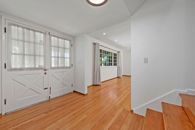 Building Photo - 5 bed/2.5 bath single family home in W. Sa...