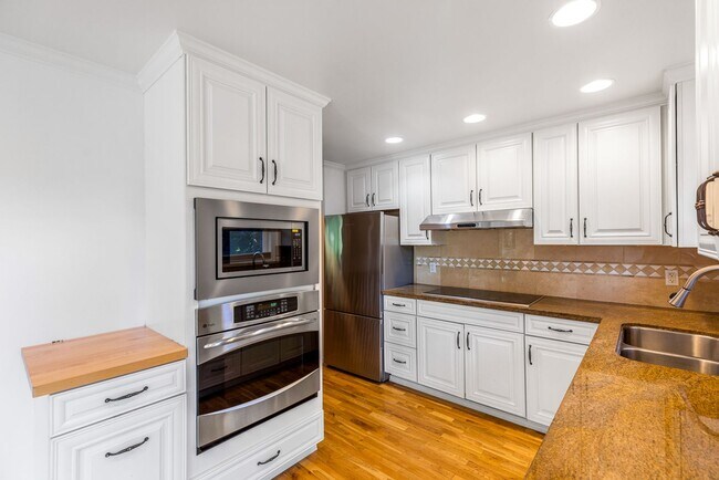 Foto del edificio - 4 bedroom 2.5 bath with office space.