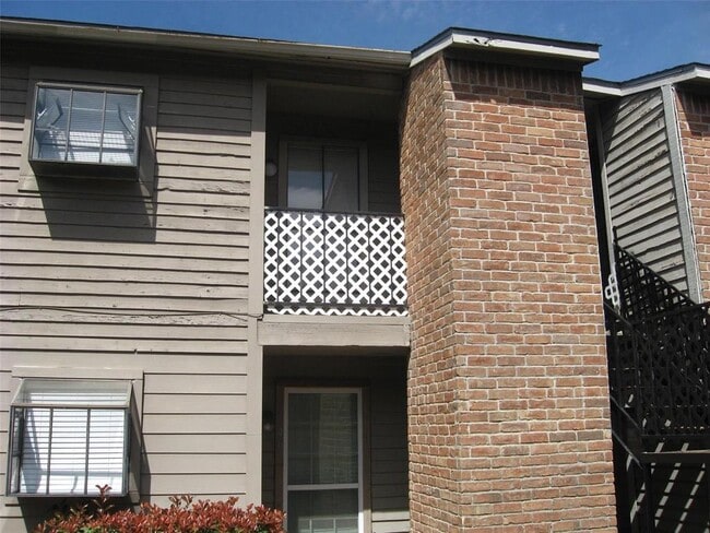 Building Photo - 10603 S Wilcrest Dr