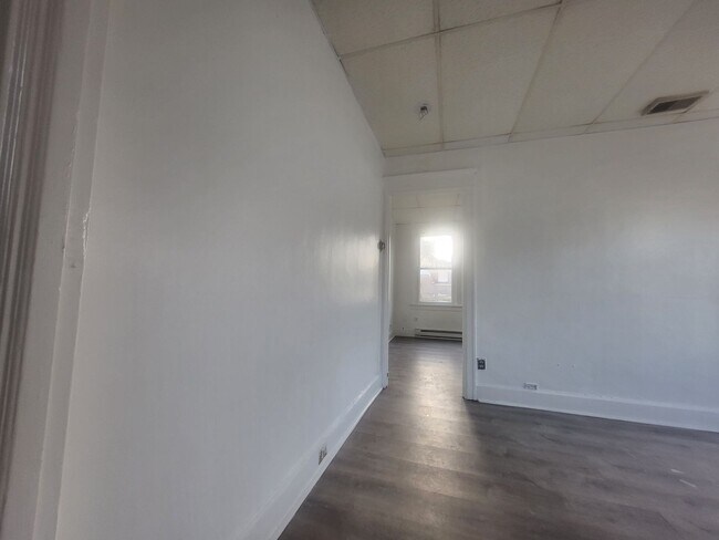 Building Photo - West End 1 Bedroom