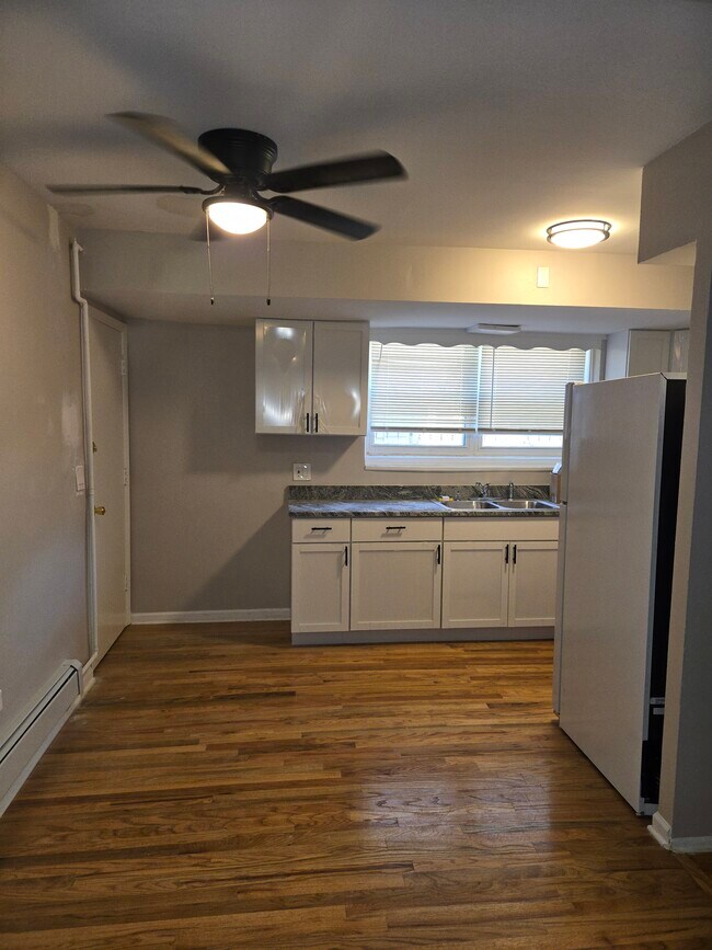 dining area - 1714 W Touhy Ave