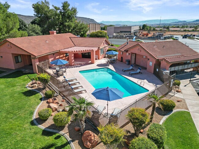 Piscina estilo resort - Sunset Springs Apartments