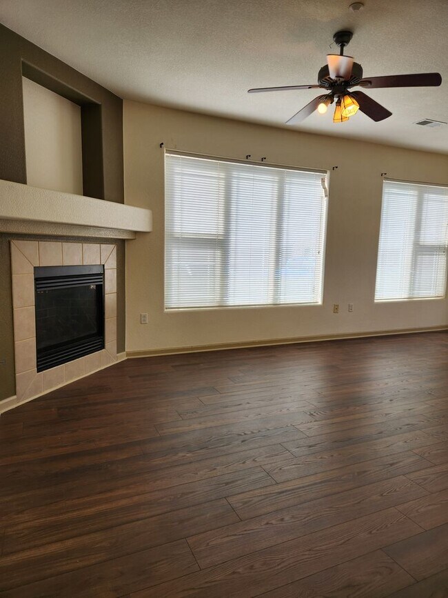 Foto del edificio - Beautiful condo in highly desired area of ...