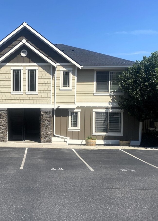 Building Photo - 230 E Farnham Ave