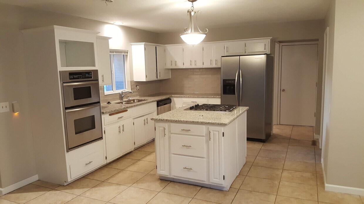 Foto principal - 9300 W Central Ave