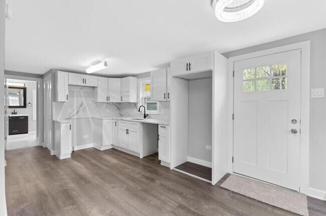 Building Photo - 14835 Riverside Dr