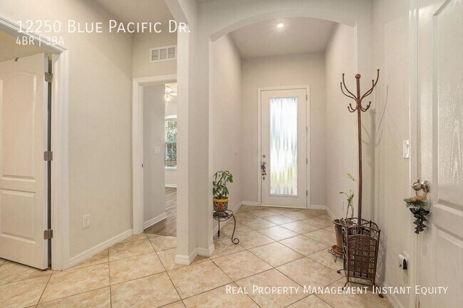 Foto del edificio - 12250 Blue Pacific Dr