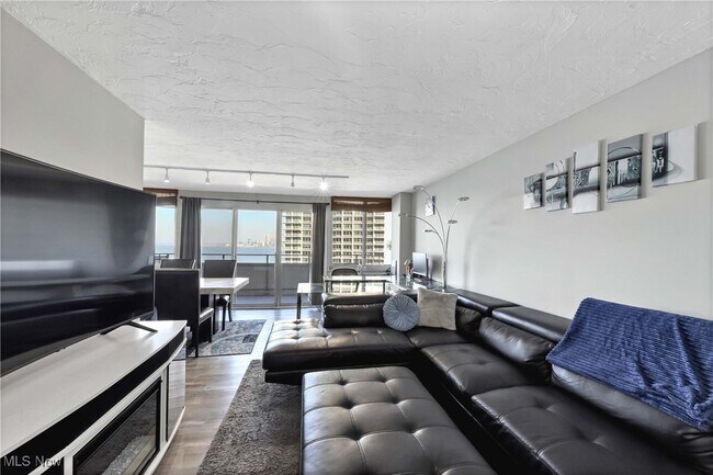 Foto del edificio - 12900 Lake Ave