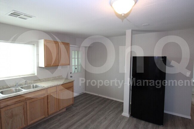 Foto del edificio - 515 W 13th St