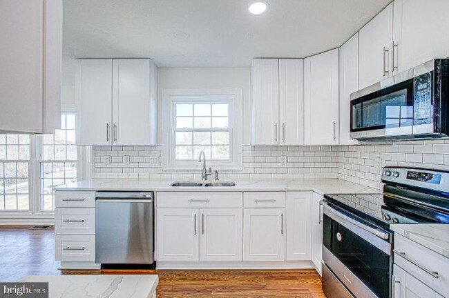 Building Photo - 8950 Cannon Ridge Dr