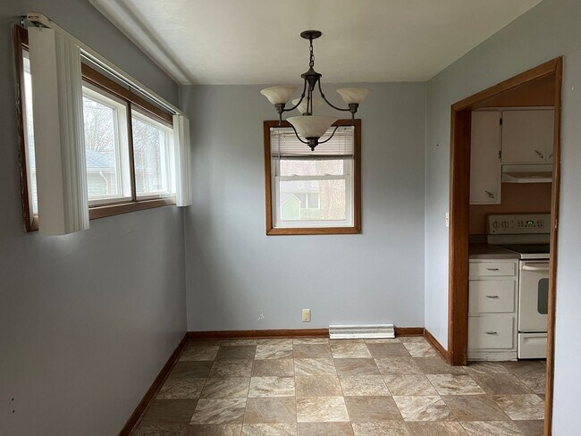 Foto del edificio - 3 bedroom 1.5 Bathroom with a Large Backyard and Basement