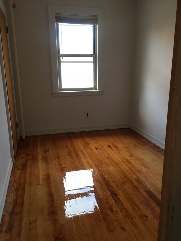 Building Photo - LARGE 3 BEDROOM APARTMENT FOR RENT IN ASTORIA