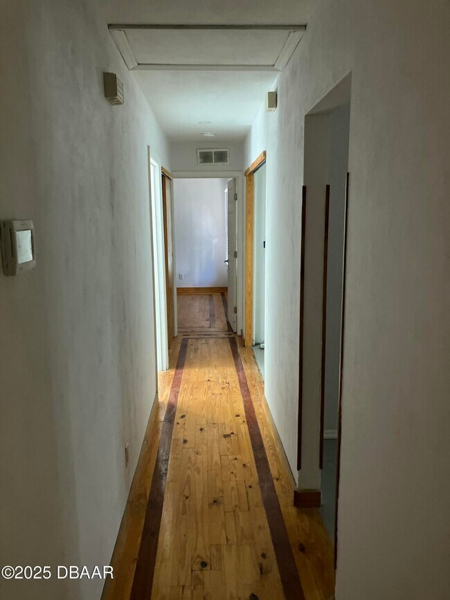 Building Photo - 411 Pleasant St