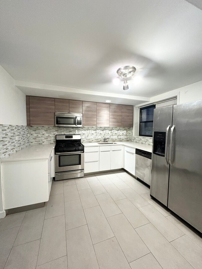 Building Photo - 1160 N La Salle Dr